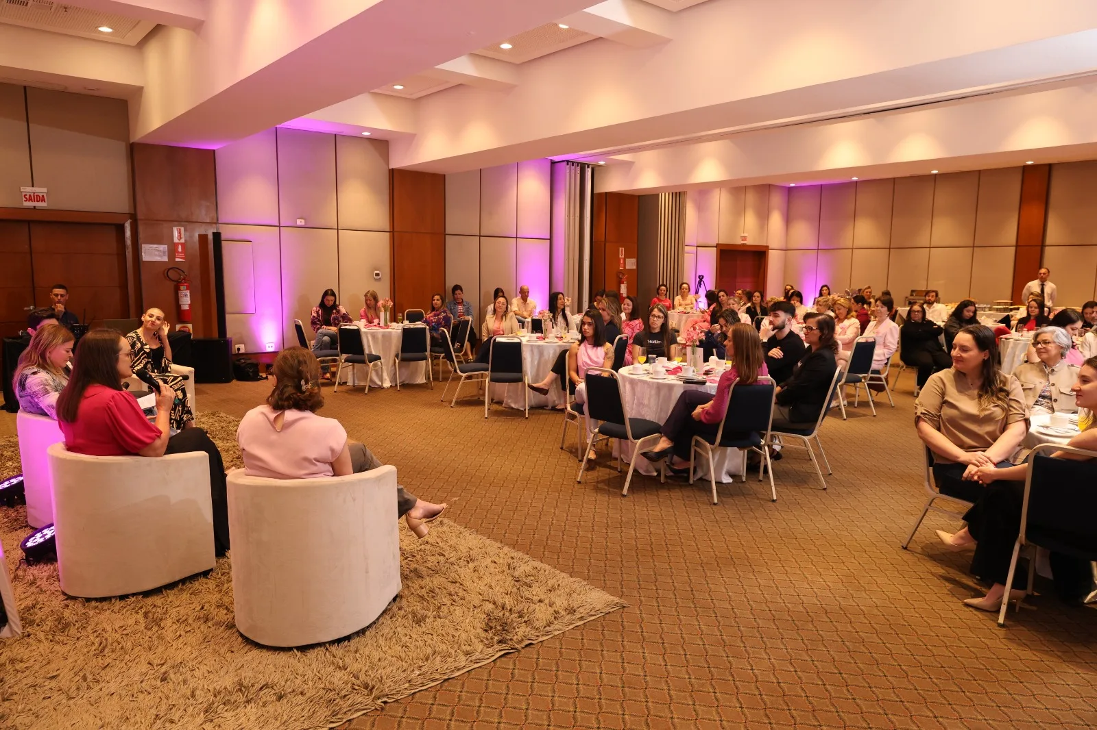 Mulheres compartilham histórias de superação em encontro do Outubro Rosa no Shopping Mueller