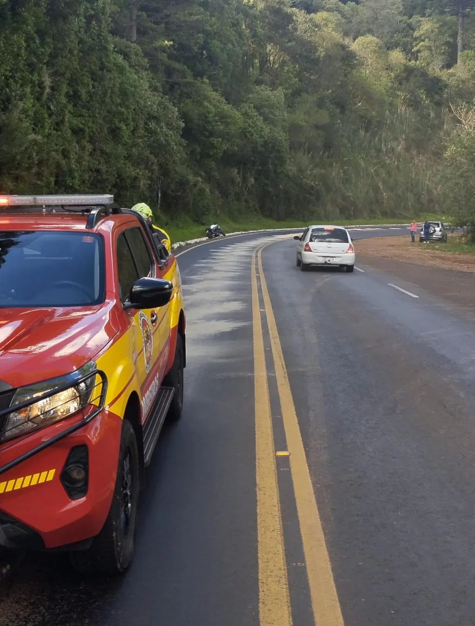 Óleo na pista provoca queda de motociclista na SC-155