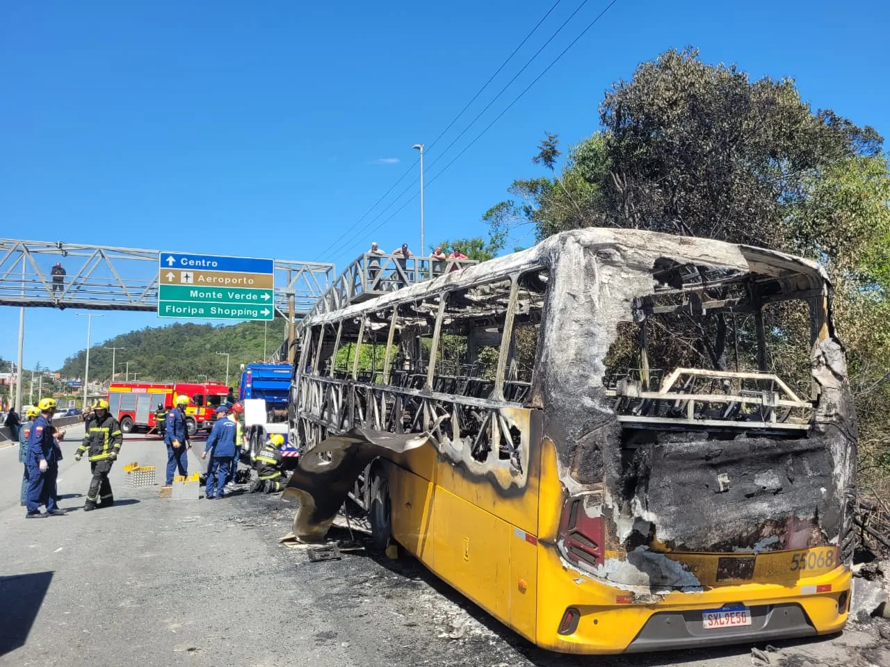 Ônibus pega fogo na SC-401