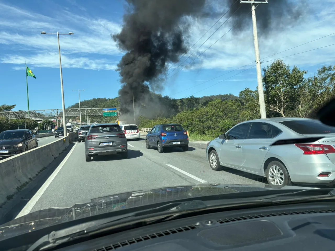 Ônibus pega fogo na SC-401, em Florianópolis (2)