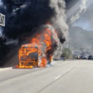 Ônibus pega fogo na SC-401, em Florianópolis | Foto: Reprodução/@pmscrodoviaria