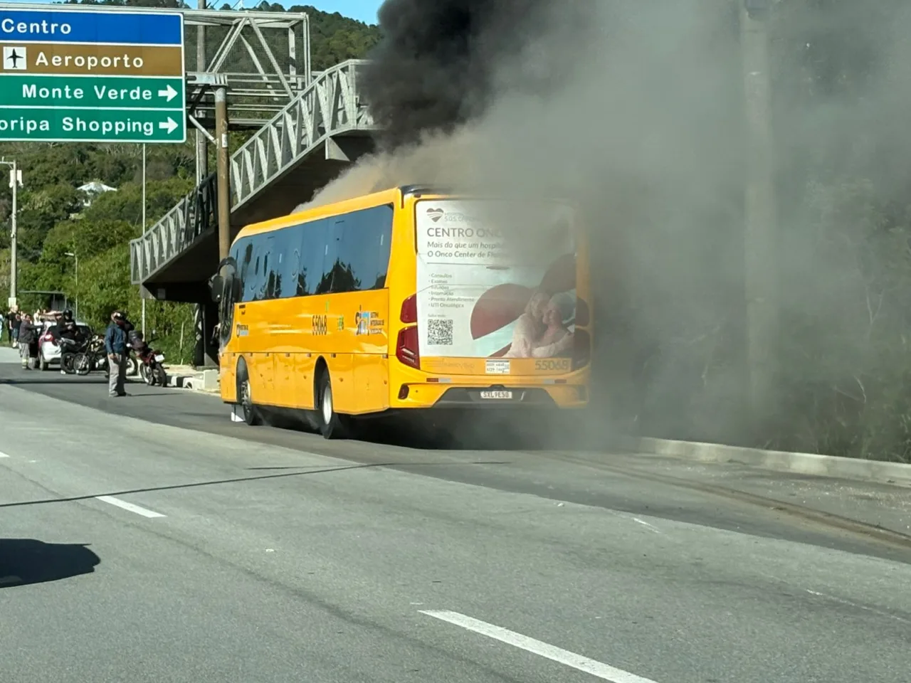 Ônibus pega fogo na SC-401, em Florianópolis (2)