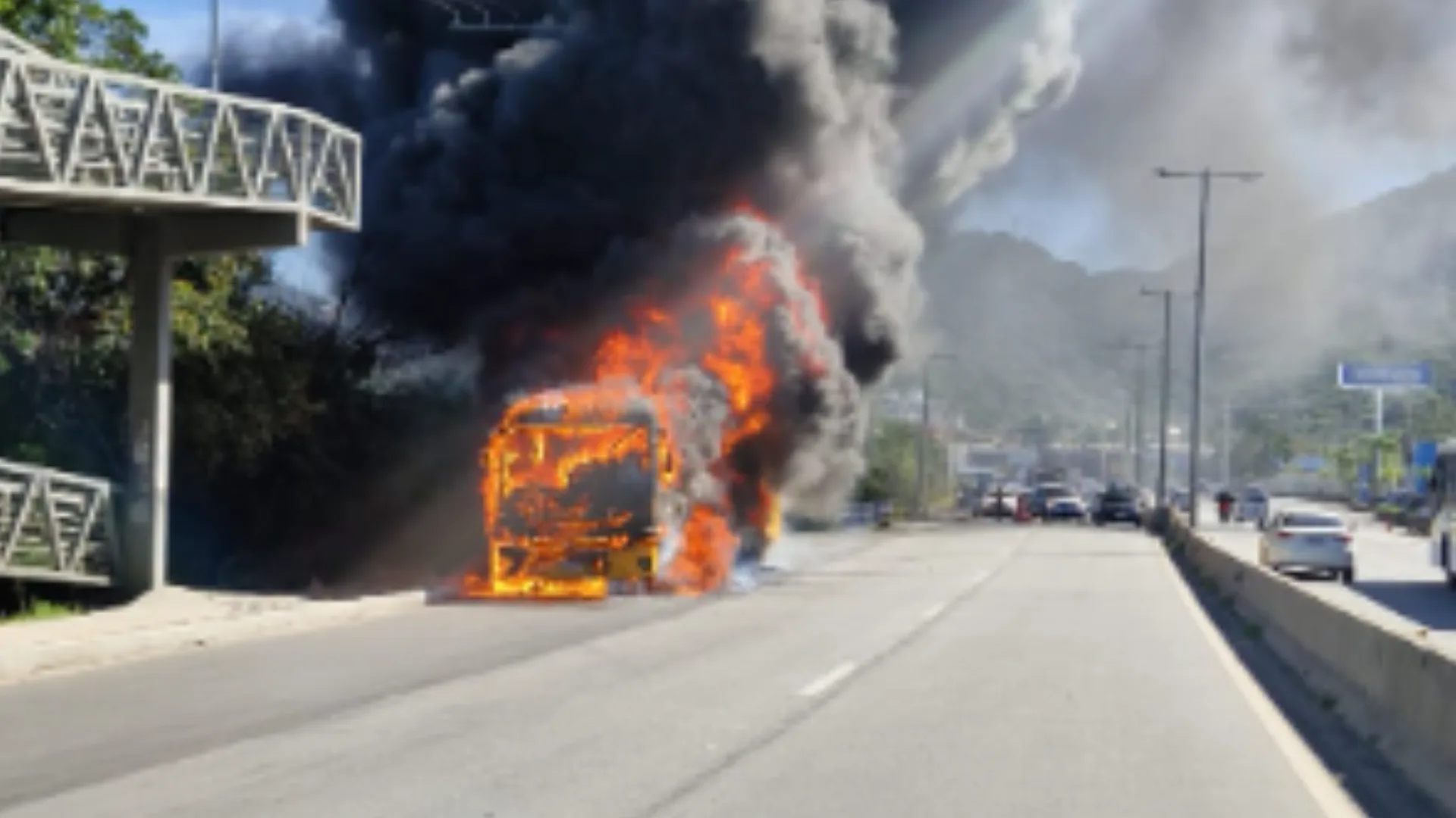 Ônibus pega fogo na SC-401, em Florianópolis | Foto: Reprodução/@pmscrodoviaria