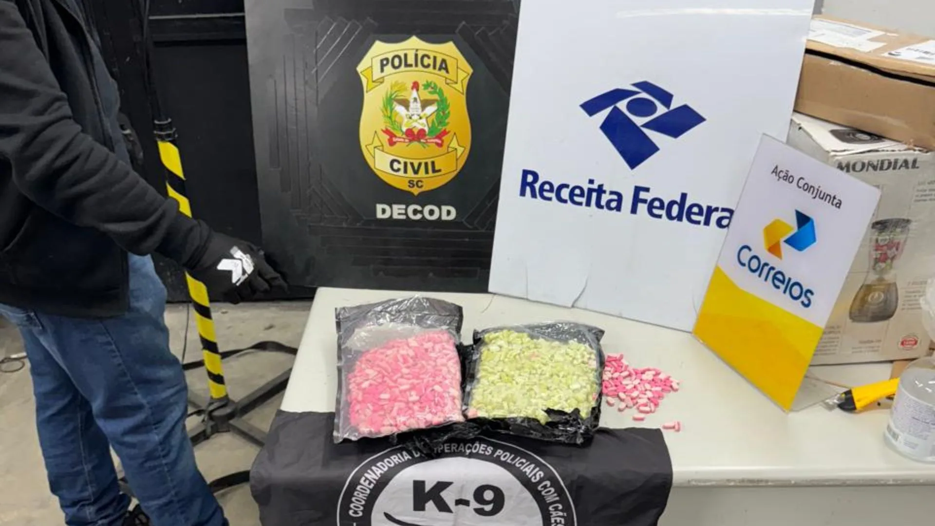 Operação apreende 2 mil comprimidos de drogas em correio de SC | Foto: Divulgação Operação apreende 2 mil comprimidos de drogas em correio de SC | Foto: Divulgação