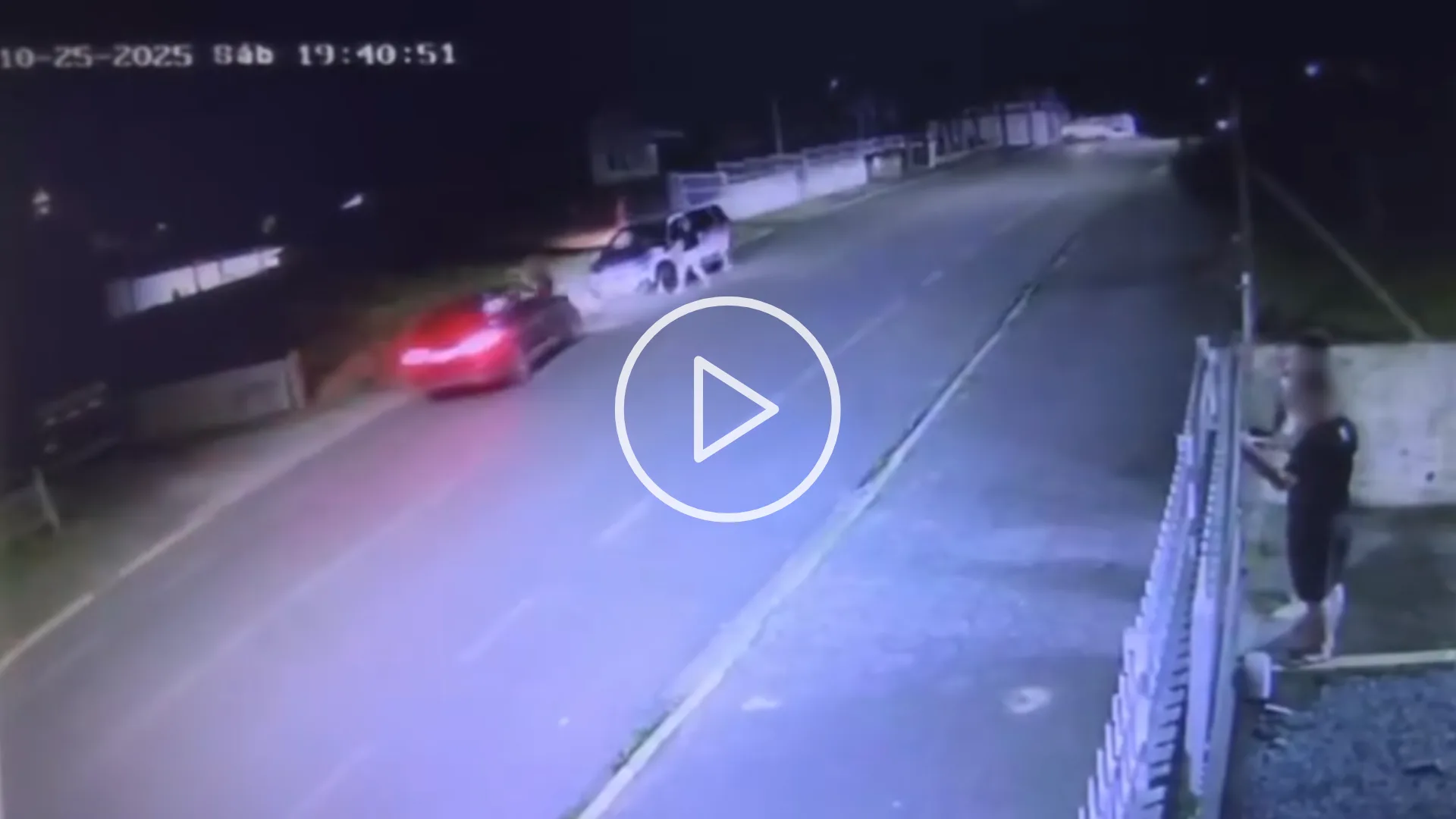 Homem é atropelado e atacado a pauladas na frente de prédio da polícia em SC | Foto: Demais FM/Reprodução Homem é atropelado e atacado a pauladas na frente de prédio da polícia em SC | Foto: Demais FM/Reprodução