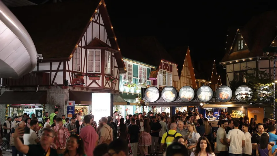 Abertura da 40ª Oktoberfest Blumenau reúne mais de 26 mil pessoas e celebra tradição e inovação | Imagem: Ascom Vila Germânica Abertura da 40ª Oktoberfest Blumenau reúne mais de 26 mil pessoas e celebra tradição e inovação | Imagem: Ascom Vila Germânica