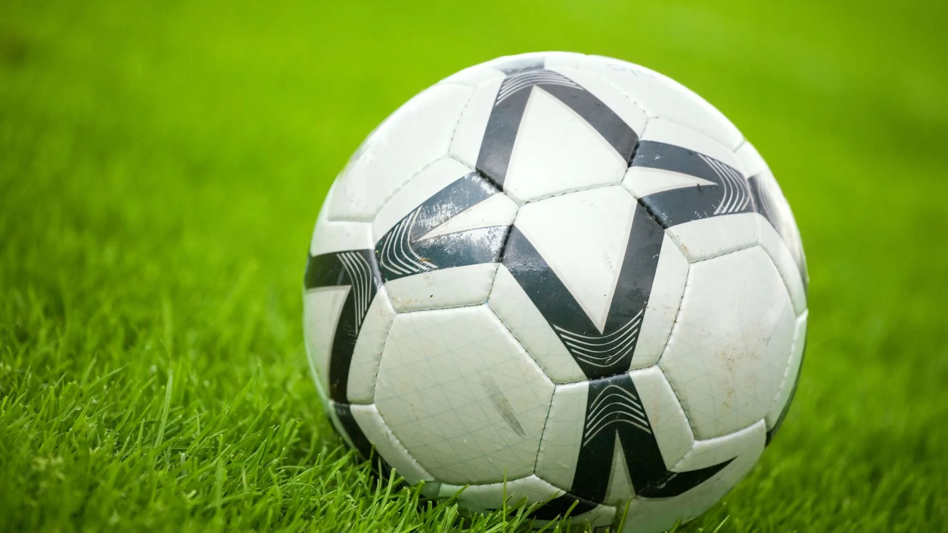 Arsenal dá show na Champions, e Atlético-MG arranca empate na Sul-Americana.| Foto de capa: Banco de imagens do canva