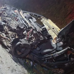 Dois homens morrem e carro fica 'irreconhecível' após acidente na BR-282 na Serra de SC | Foto: CBMSC/Reprodução