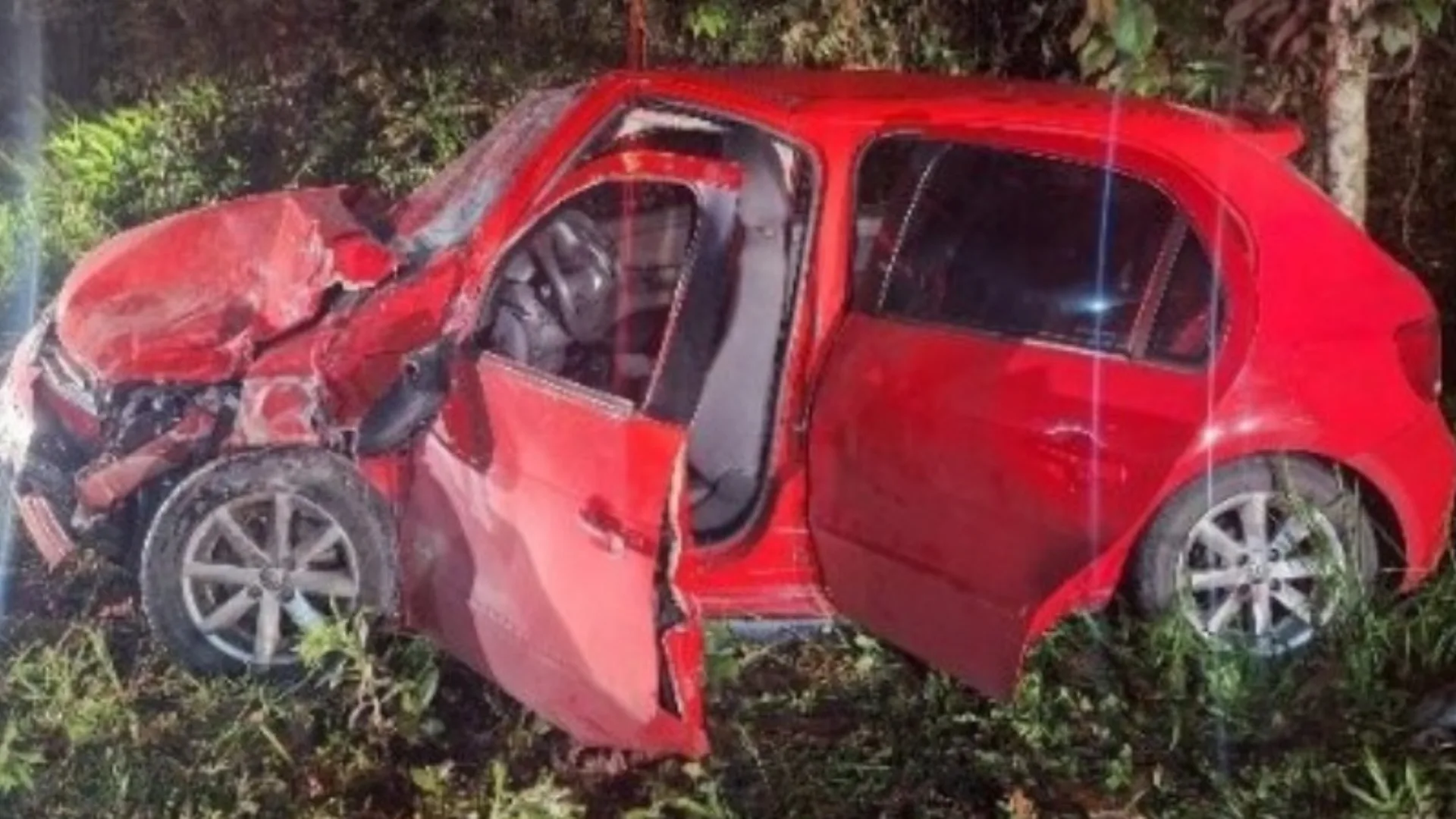 Motorista embriagado e em alta velocidade provoca acidente; mãe e filha ficam feridas | Imagem: Corpo de Bombeiros de SC Motorista embriagado e em alta velocidade provoca acidente; mãe e filha ficam feridas | Imagem: Corpo de Bombeiros de SC