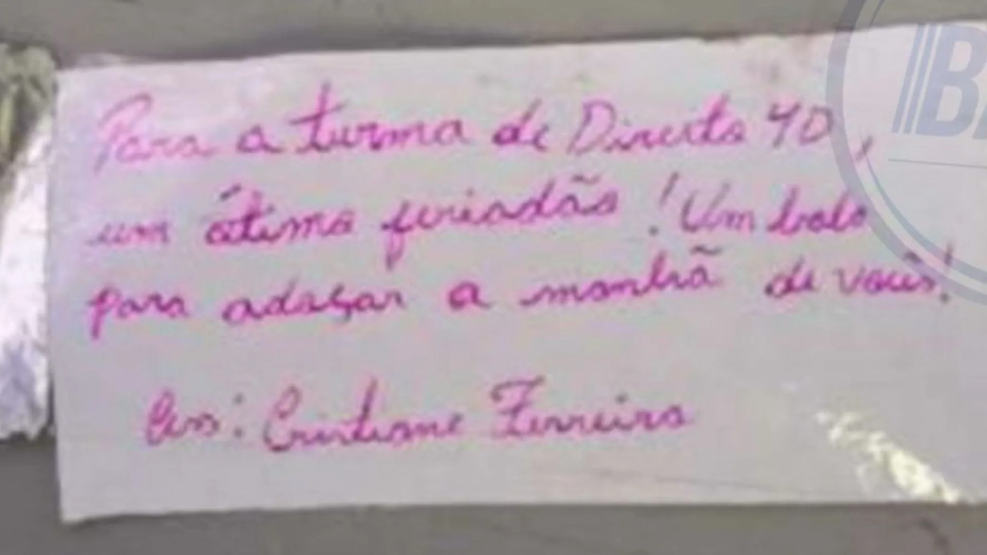 Serial killer manda bolo envenenado com recado macabro para colega da faculdade | Foto: Bacci Notícias/Reprodução