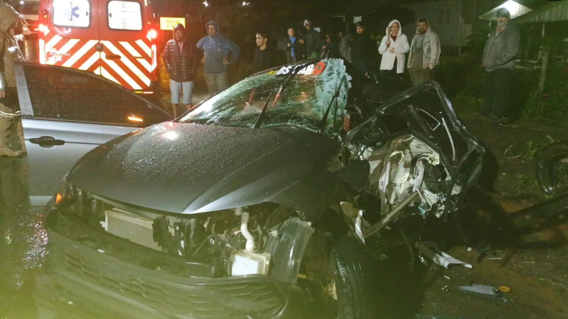 Carro fica irreconhecível após grave acidente de trânsito e deixa três vítimas presas às ferragens em SC | Imagem: Corpo de Bombeiros de SC