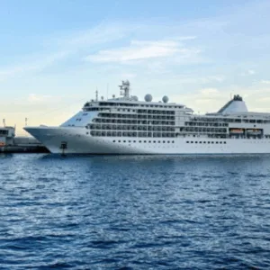 Empresa de turismo de SC é condenada a indenizar passageiros por falhas em cruzeiro internacional | Imagem: Canva/Divulgação