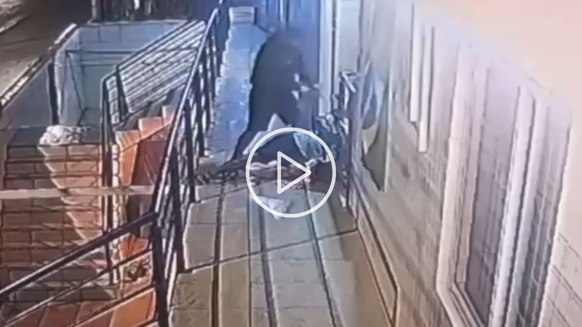 Imagens fortes! Homem é executado com bebê no colo em Florianópolis | Foto: Cedido ao SCC10/Reprodução Imagens fortes! Homem é executado com bebê no colo em Florianópolis | Foto: Cedido ao SCC10/Reprodução