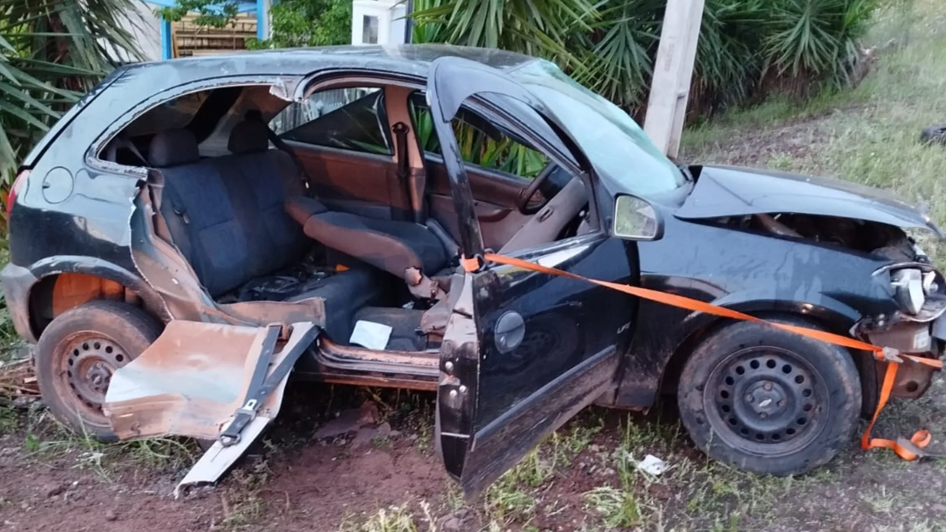 Motorista fica preso às ferragens em colisão frontal na SC-492, em Maravilha – Imagem: reprodução/ CBMSC
