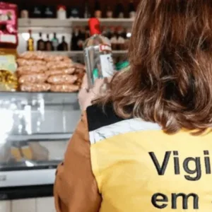 Polícia investiga irmãos suspeitos de falsificar bebidas com metanol