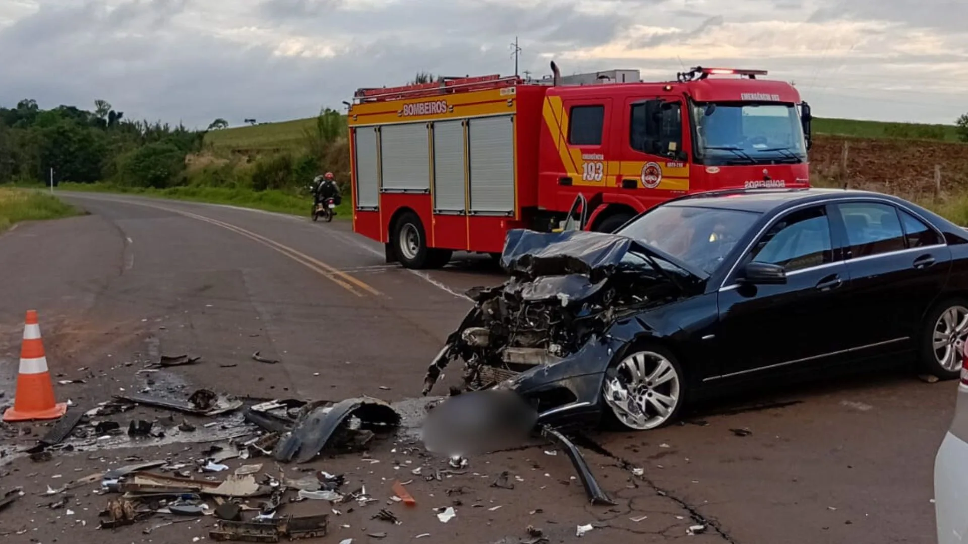 Colisão entre carro e caminhonete deixa três pessoas feridas na SC-496 – Imagem: cbmsc