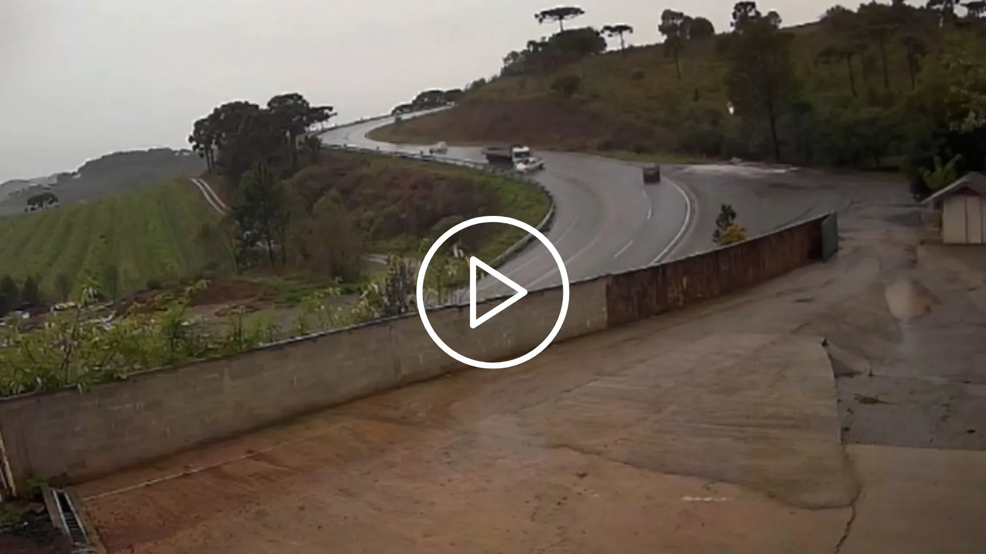 Imagens mostram o momento do acidente que matou duas pessoas na Serra de SC – Imagem:  Daniel Silveira