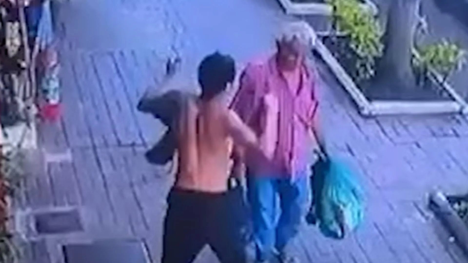 Homem é preso após agredir idoso com soco na testa – Imagem: reprodução/ sbt