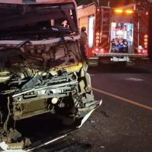 Motorista fica preso às ferragens em colisão entre caminhões na BR-282 - Imagem: reprodução /  CBMSC