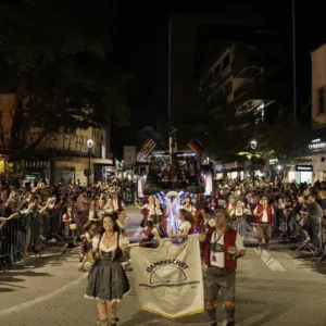 Desfile de abertura da 40ª Oktoberfest Blumenau reúne gerações de realezas na Rua 15 | Imagem: ASCOM Vila Germânica 