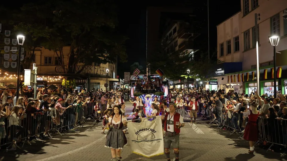 Desfile de abertura da 40ª Oktoberfest Blumenau reúne gerações de realezas na Rua 15 | Imagem: ASCOM Vila Germânica Desfile de abertura da 40ª Oktoberfest Blumenau reúne gerações de realezas na Rua 15 | Imagem: ASCOM Vila Germânica