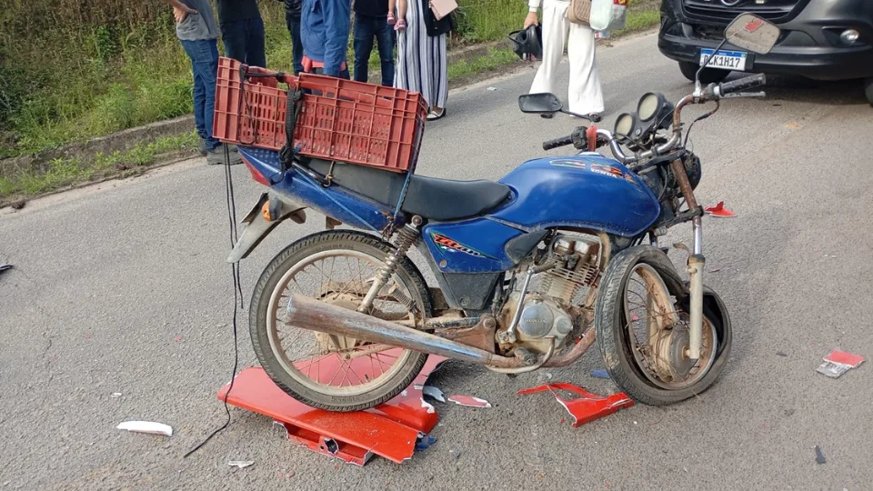 Acidente entre moto e caminhão deixa homem morto em SC | Imagem: Polícia Militar Rodoviária Acidente entre moto e caminhão deixa homem morto em SC | Imagem: Polícia Militar Rodoviária
