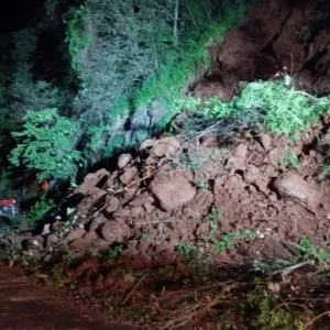 Deslizamento de terra interdita trecho da BR-282 e deixa motociclista ferido em SC |Imagem: Corpo de Bombeiros de SC