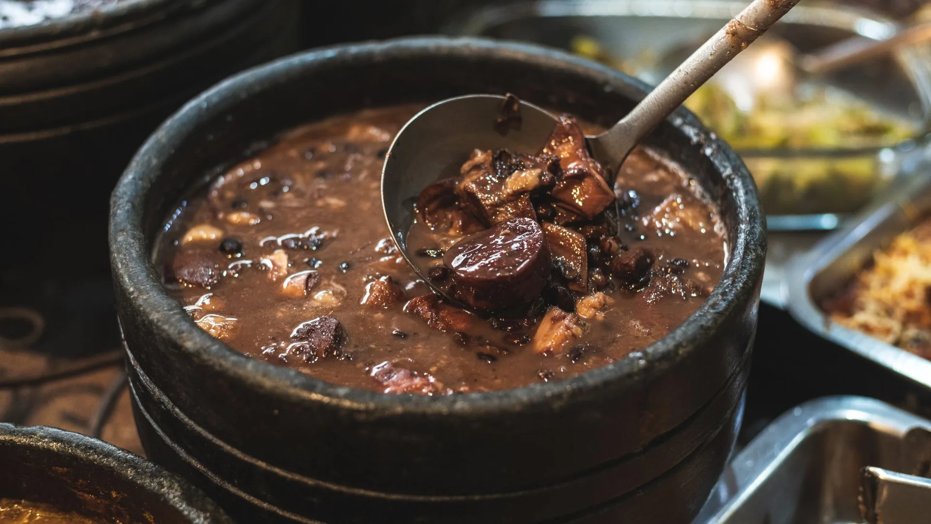 VÍDEO: suspeita de envenenar o pai com feijoada teria contratado assassina em série, diz polícia | Foto: divulgação. VÍDEO: suspeita de envenenar o pai com feijoada teria contratado assassina em série, diz polícia | Foto: divulgação.
