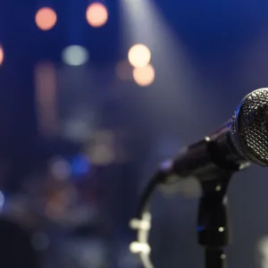 Veja quem é o único brasileiro entre os 100 maiores artistas latinos do século 21