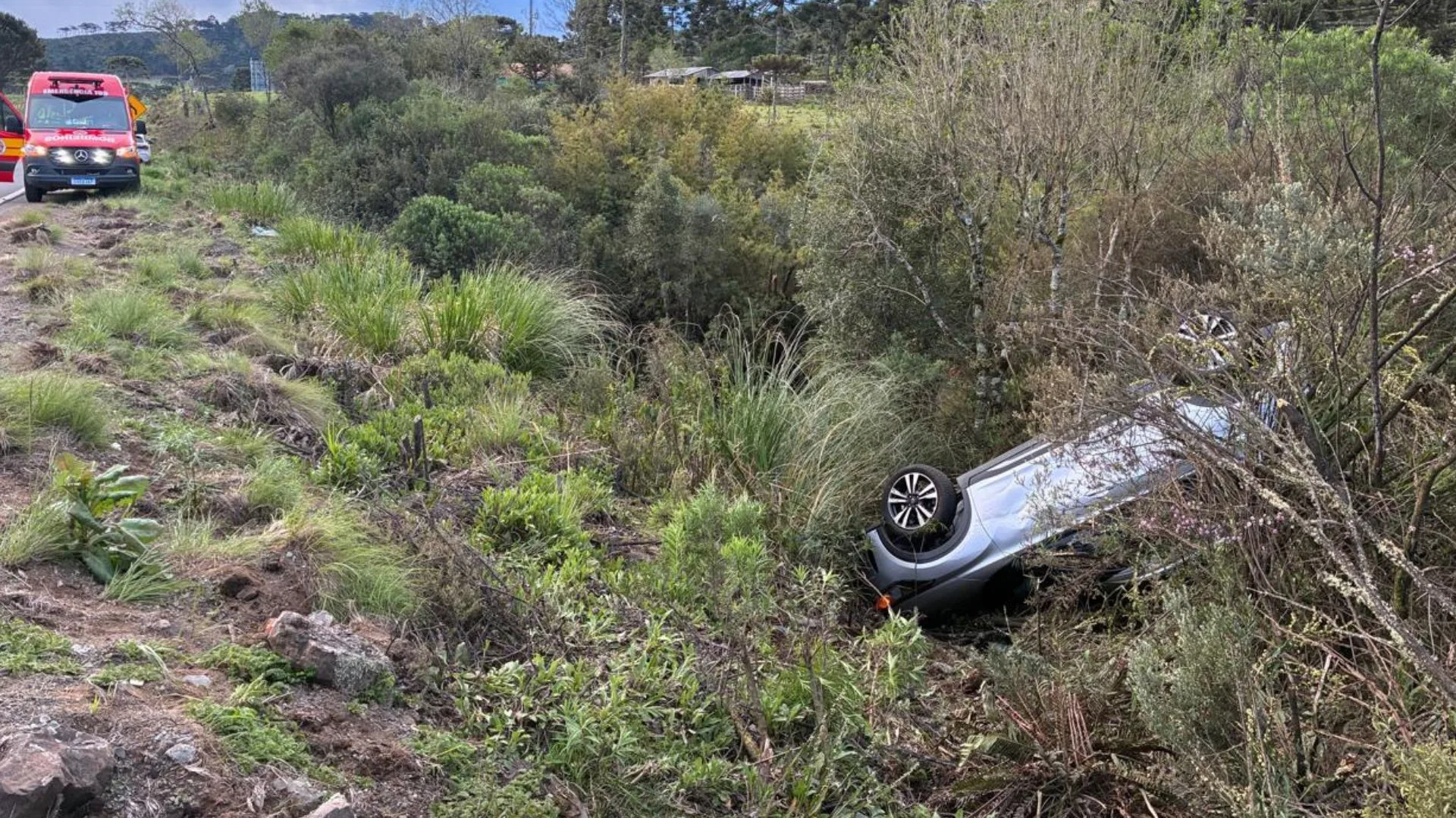 Motorista perde controle em curva e carro capota na Serra Catarinense – Imagem: reprodução/ CBMSC