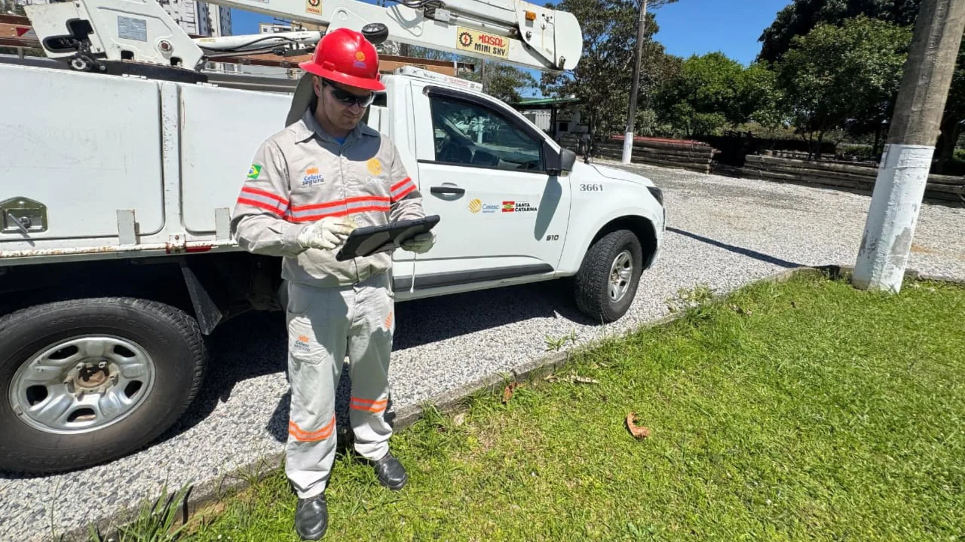 Celesc fornece internet via satélite Starlink em carros da equipe de emergência | Foto: divulgação / CELESC Celesc fornece internet via satélite Starlink em carros da equipe de emergência | Foto: divulgação / CELESC