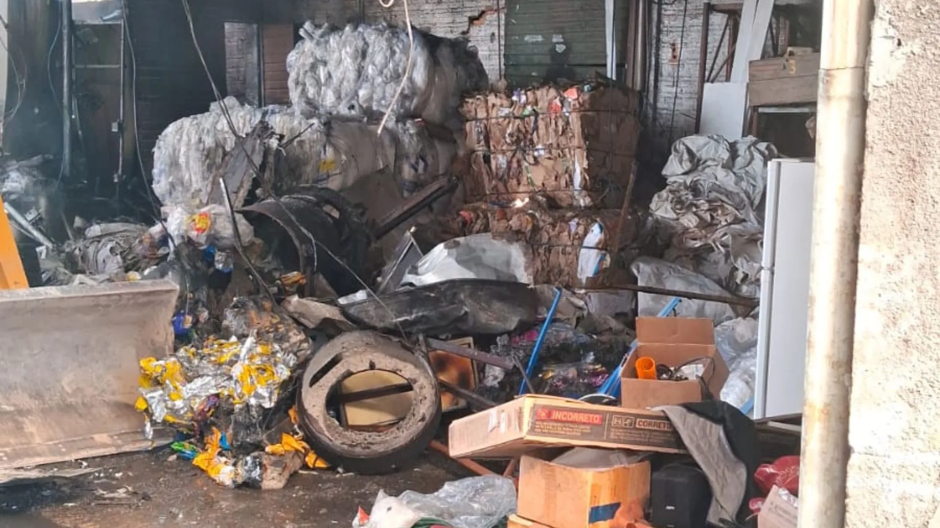 Incêndio de grandes proporções atinge galpão de recicláveis em Palhoça | Foto: divulgação / CBMSC Incêndio de grandes proporções atinge galpão de recicláveis em Palhoça | Foto: divulgação / CBMSC