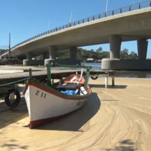 Prefeitura divulga causa da espuma da Lagoa da Conceição; saiba o real motivo  | Foto: reprodução / SCC SBT 