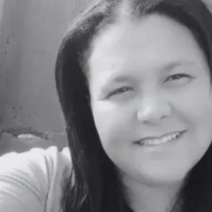 Mulher que comeu “falsa couve” morre após lesão grave no cérebro