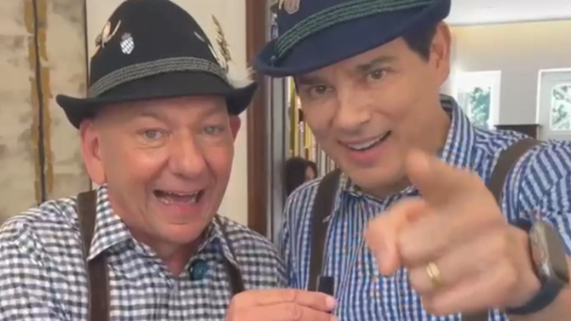 É hoje: Celso Portiolli, Luciano Hang e Henrique Zanotto desfilam na Oktoberfest | Foto: reprodução SCC SBT É hoje: Celso Portiolli, Luciano Hang e Henrique Zanotto desfilam na Oktoberfest | Foto: reprodução SCC SBT