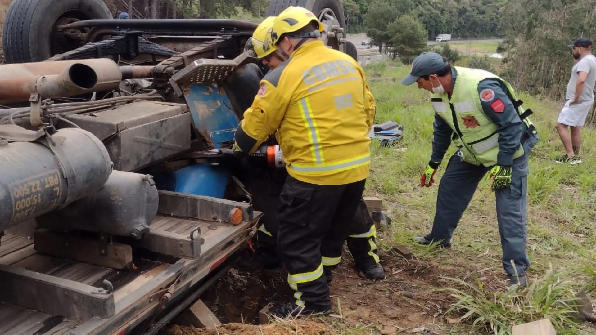 Motorista morre esmagado por caminhão na BR-282 | Foto: divulgação / CBMSC Motorista morre esmagado por caminhão na BR-282 | Foto: divulgação / CBMSC
