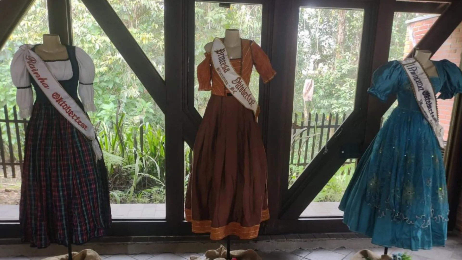Trajes da realeza da Oktoberfest viram atração em exposição gratuita – Imagem: reprodução/ prefeitura de Blumenau