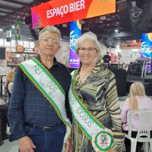 Idosos de Chapecó participam de baile na Efapi do Brasil