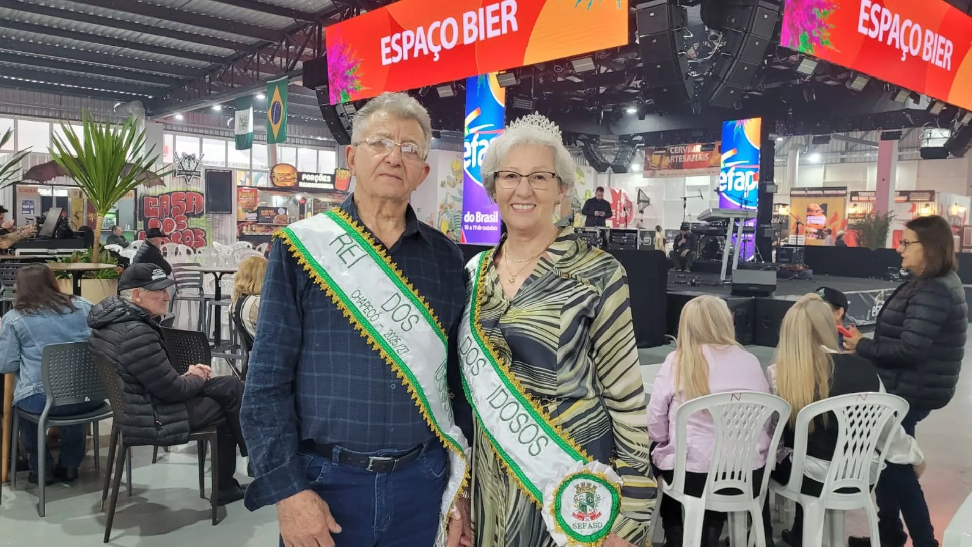 Idosos de Chapecó participam de baile na Efapi do Brasil