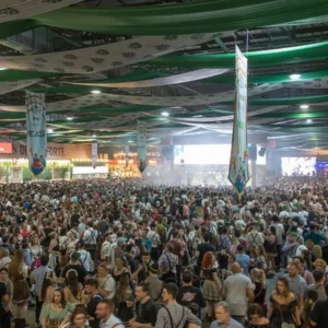 Palco 360º e drinques inéditos marcam Oktoberfest Blumenau 2025