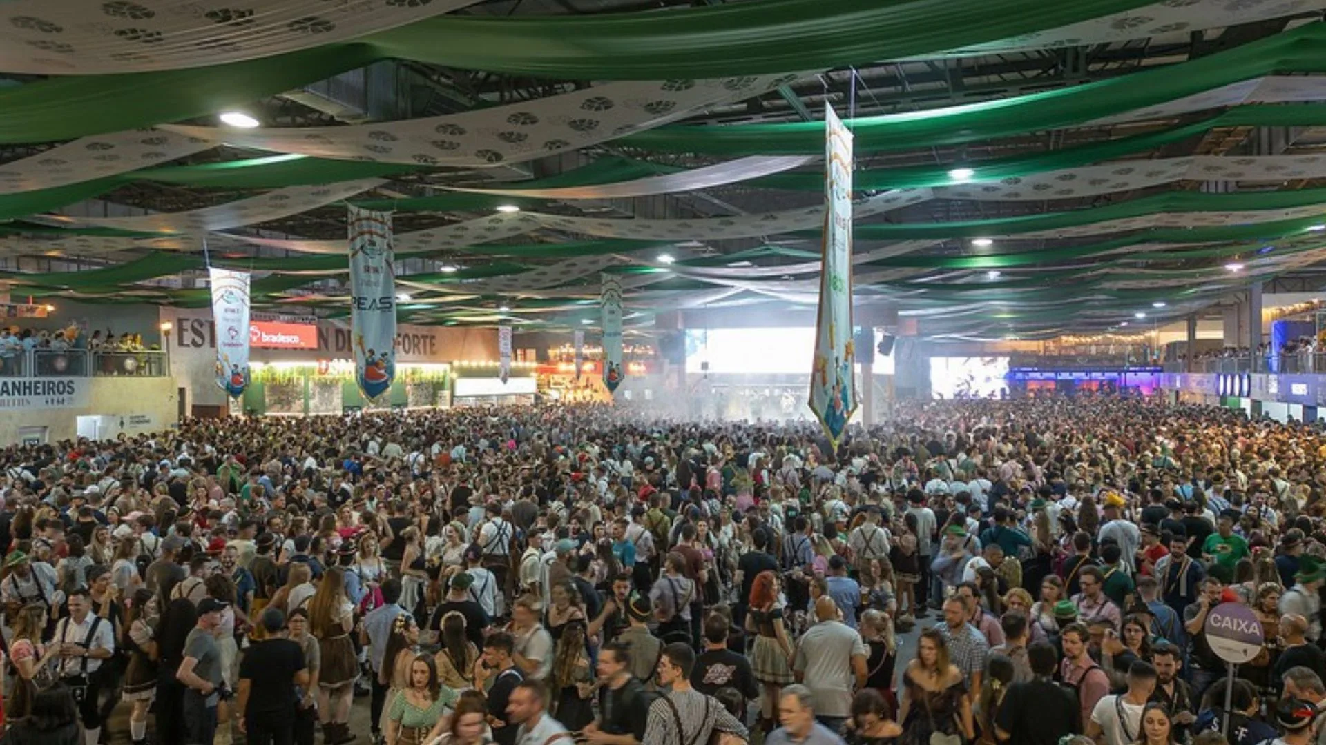 Palco 360º e drinques inéditos marcam Oktoberfest Blumenau 2025 – Imagem: divulgação