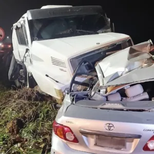 Homem morre preso às ferragens em grave acidente entre carro e caminhão em SC | Foto: divulgação / CBMSC 