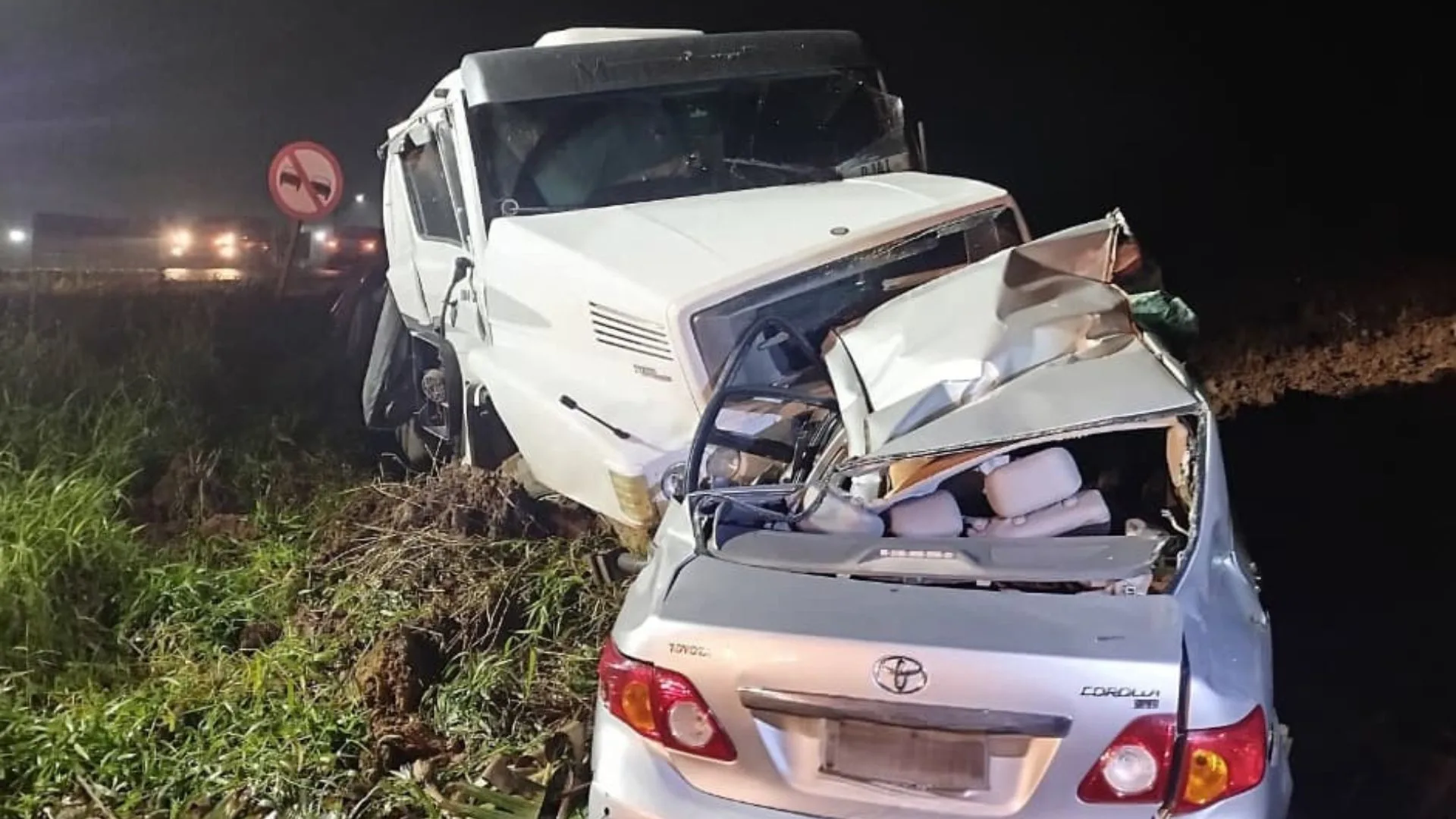 Homem morre preso às ferragens em grave acidente entre carro e caminhão em SC | Foto: divulgação / CBMSC 