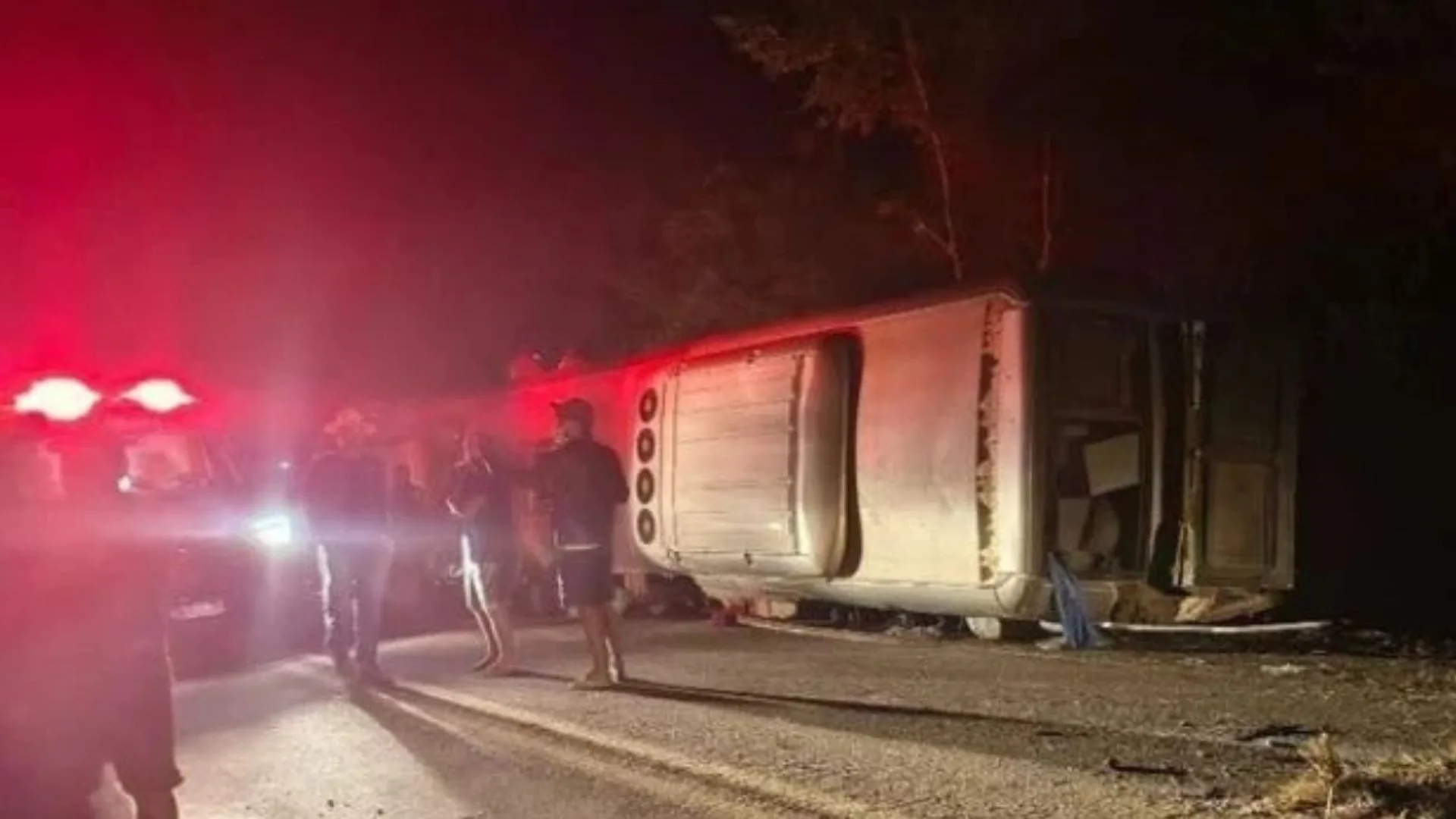 Ônibus com 30 passageiros tomba e deixa 15 mortos em rodovia perigosa | Reprodução / PRF  