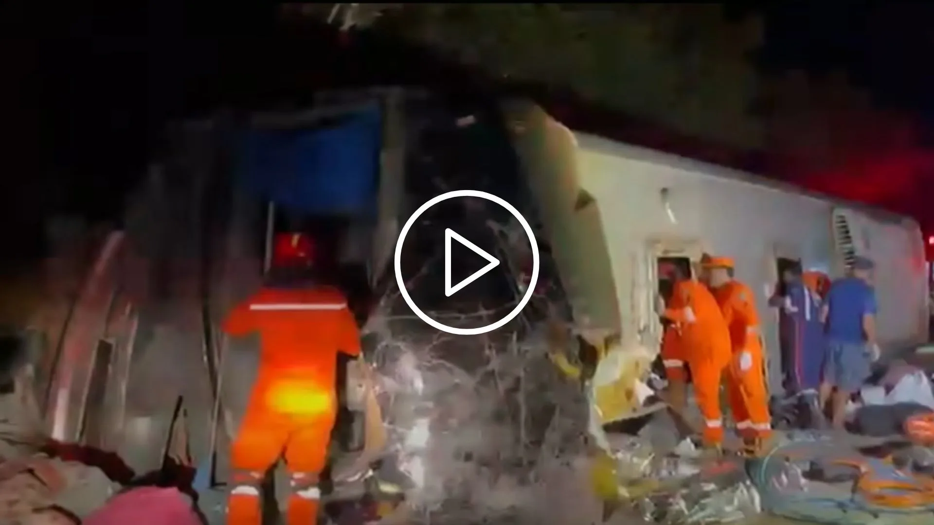 VÍDEO: aumenta o número de mortos em acidente com ônibus no Agreste de Pernambuco | Foto: reprodução / SBT News 