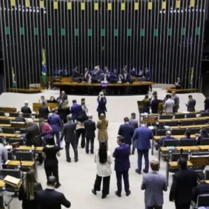 Câmara aprova urgência de projeto que proíbe cobrança de bagagem de mão
