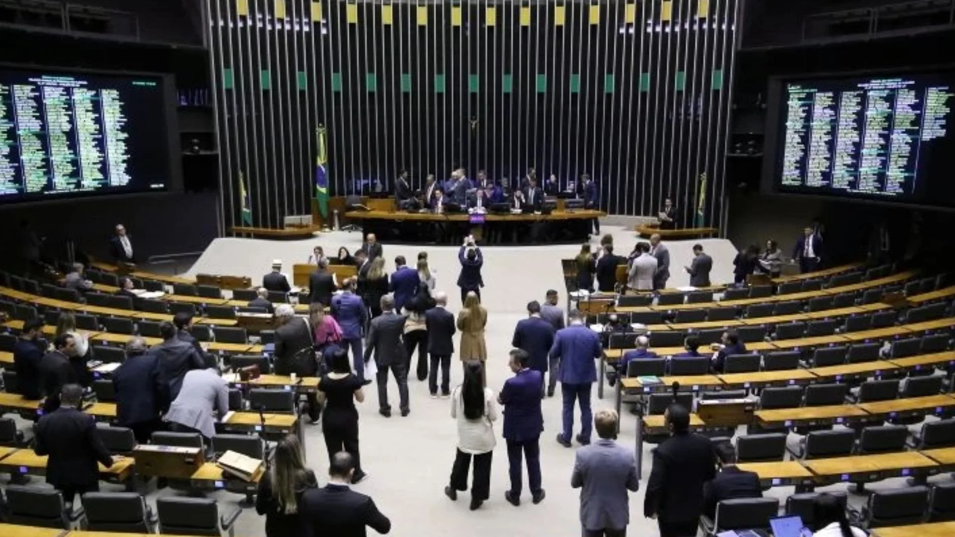 Câmara aprova urgência de projeto que proíbe cobrança de bagagem de mão – Imagem: reprodução/ SBT