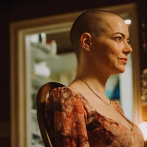 Você rasparia o cabelo para assistir ao novo filme de Emma Stone? Essa a exigência