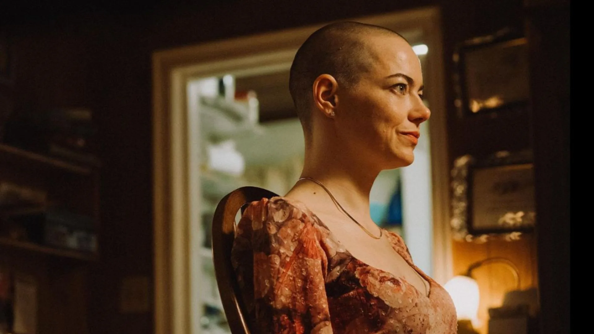 Você rasparia o cabelo para assistir ao novo filme de Emma Stone? Essa a exigência | Foto: Reprodução/IMDB Você rasparia o cabelo para assistir ao novo filme de Emma Stone? Essa a exigência | Foto: Reprodução/IMDB