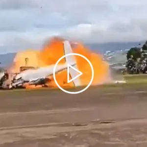 VÍDEO: avião cai e explode após decolagem e mata dois pilotos